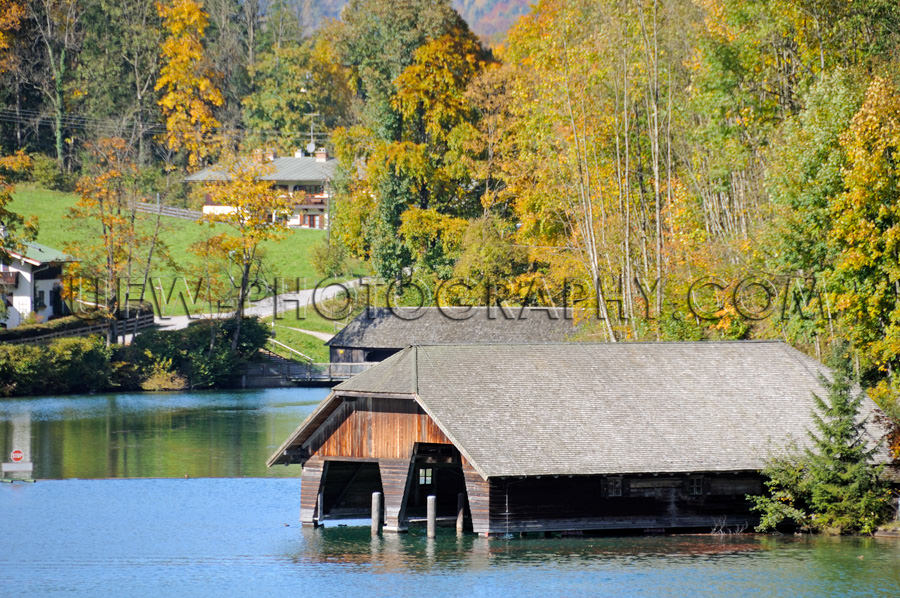 Traditionelles Bootshaus In Einem Blauen See Umgeben Von Herbstf