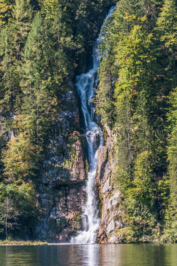 Wasserfall Steil Klippe Bäume Schön Bergsee Stock Foto