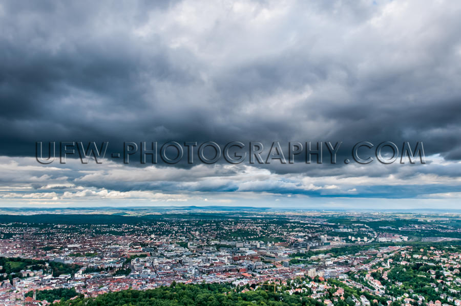 Luftbild Stadtbild Hauptstadt Dunkle Wolken Stuttgart Deutschlan