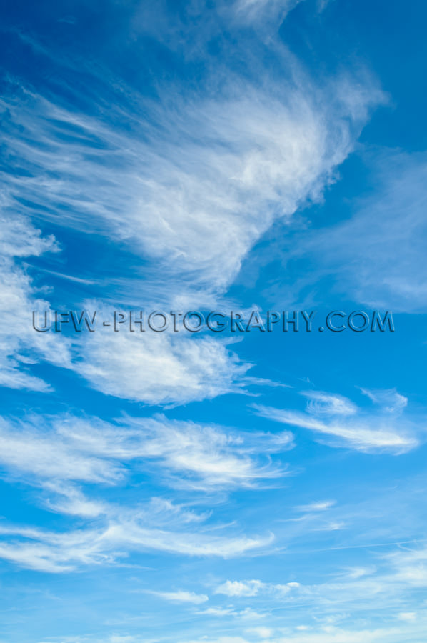 Wunderschöne Zarte Zirruswolken Blauer Himmel Vollbild Vertikal