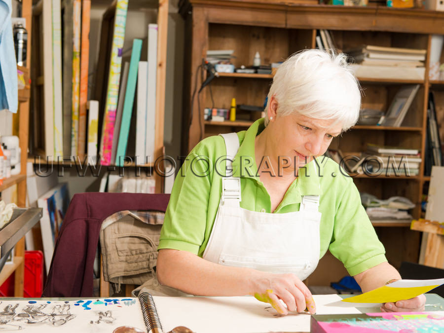 Erwachsene Frau Sitzen Schreibtisch Künstlerin Skizzieren Ateli
