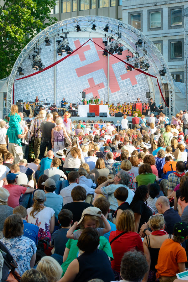 Menschen Zuhören Im Freien Predigt Evangelischer Kirchentag Bü