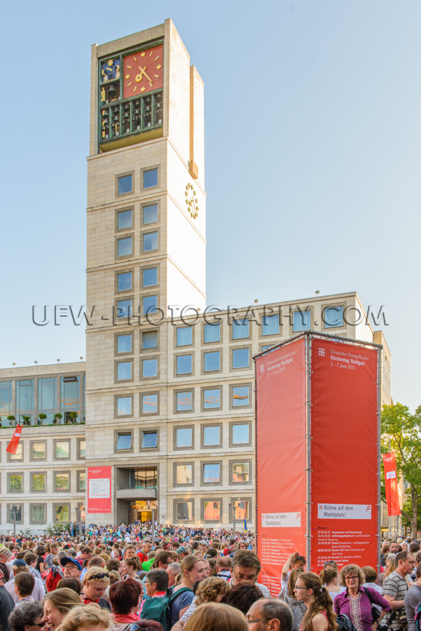 Menschenmenge Kirchentag Zusammenkunft Rathaus Informationssäul