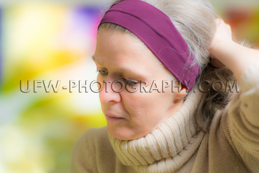 Nachdenklich Reife Frau Blick nach unten Porträt Nahaufnahme XX