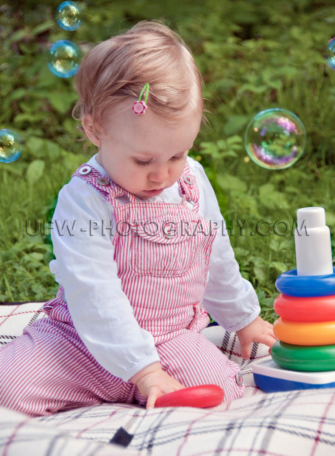 Niedlich Kleines Kind Kleinkind Spielen Seifenblasen Decke Grün