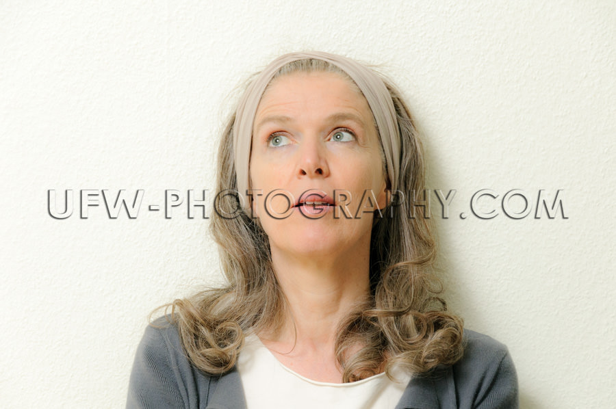 Porträt Einer Älteren Frau Blick nach oben Nachdenklich Stock 
