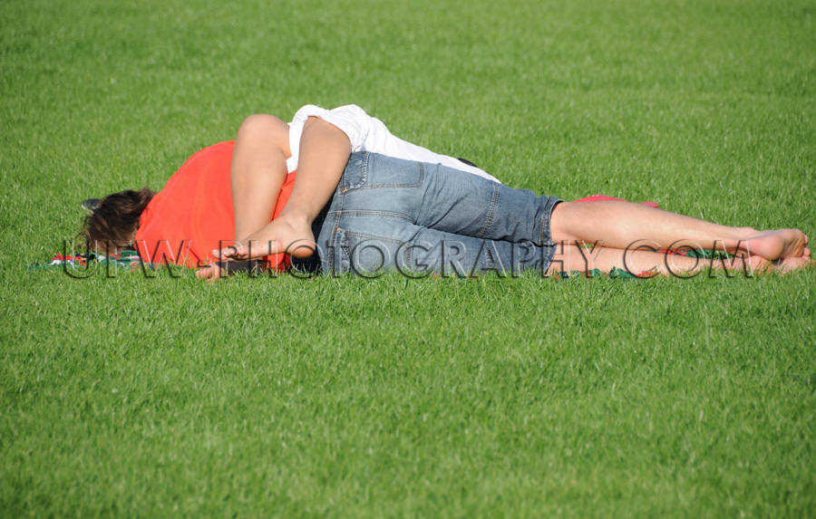 Reizendes Junges Paar Liegen Grünes Gras Schlafen Entspannen Li