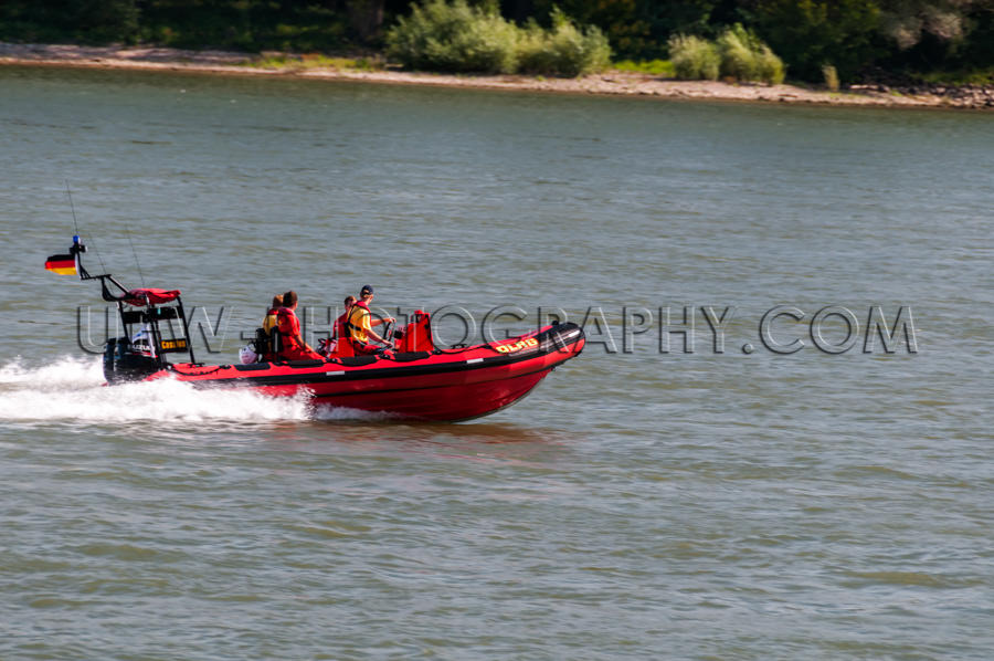 Wasser Rettung Motorboot Rot Rasen Fluss Menschen Stock Foto