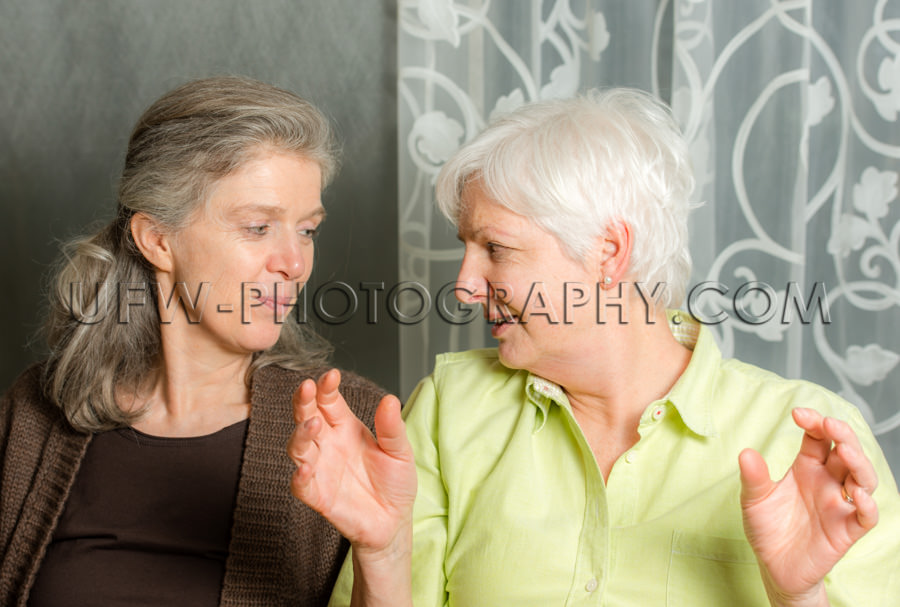 Zwei Ältere Frauen Reden Angesicht zu Angesicht Lebendig Ansehe