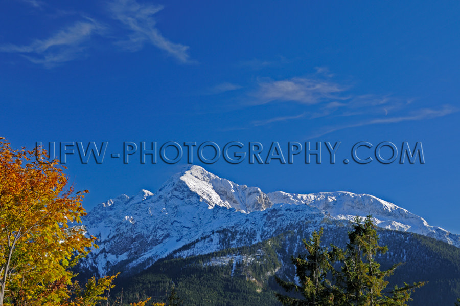Bergrücken Herbst Alpen Schneebedeckt Gipfel Vor Tiefblauem Him