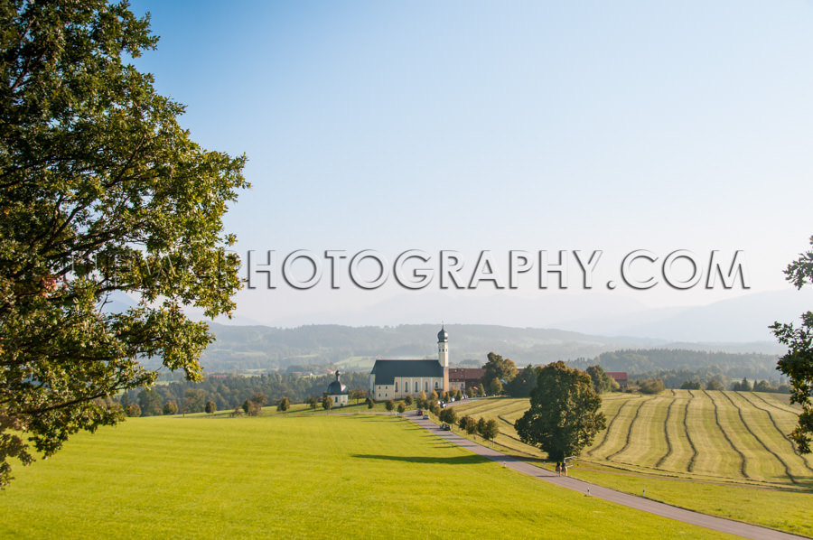 Idyllisch Sonnige Landschaft Barocke Kirche Feld Berg Bäume Sto