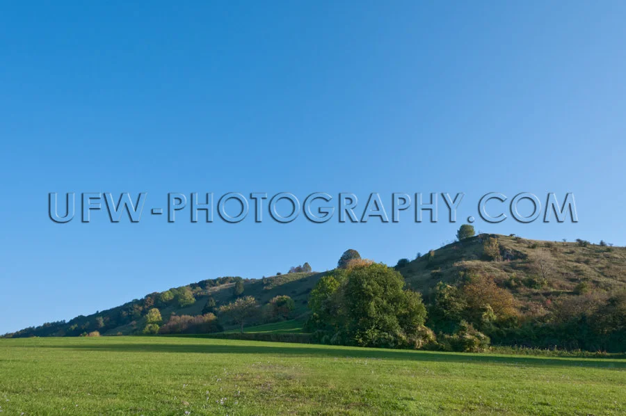 Sanft Ansteigende Hügellandschaft Im Herbst Vor Blauem Himmel S