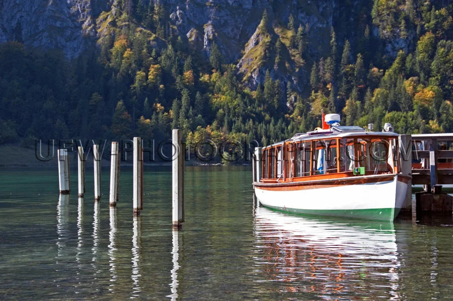 Touristenboot Ausflugsboot Bergsee Pier Stock Foto