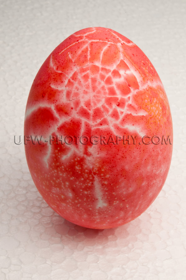 Einzelnes Rot Orangefarben Osterei Stock Foto