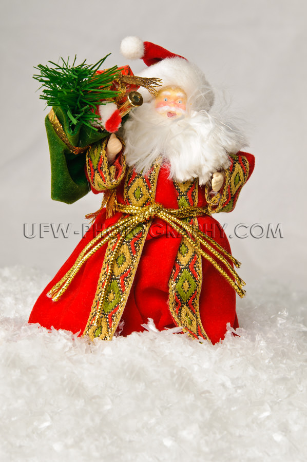 Fröhliche Weihnachtsmannfigur Stehen Im Tiefen Schnee Stock Fot