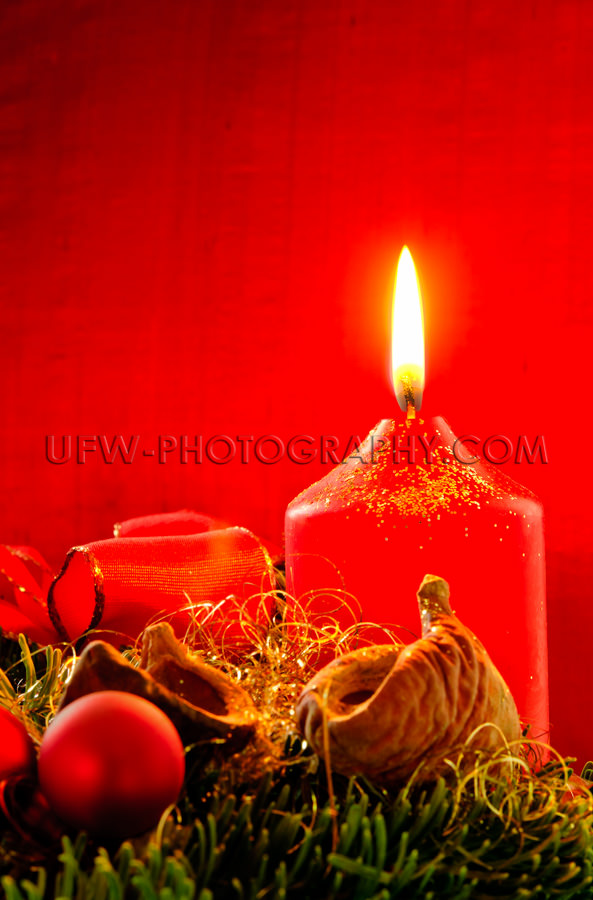 Weihnachtsdekoration Brennende Kerze Kugel Band Tannenzweig Rote