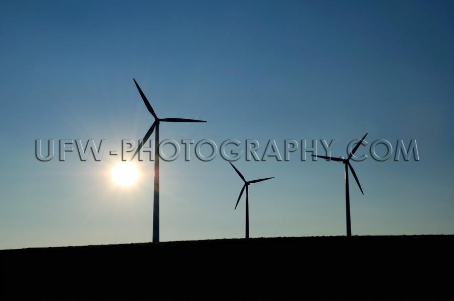 Drei Windturbinen Windrad Windkraft Silhouetten Sonne Dunkelblau