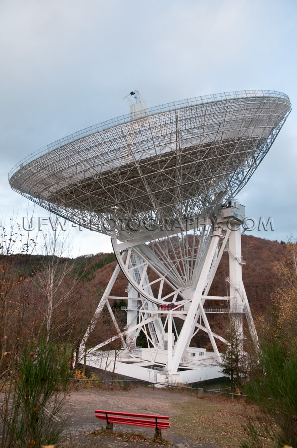 Gesamtansicht Radioteleskop Parabolantenne Astronomie hügelige 