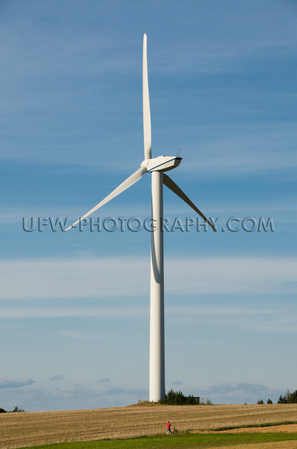 Mächtige Windkraftanlage Windrad Windturbine Kleiner Mann Fahrr