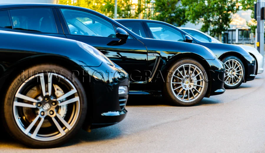Porsche Panamera Reihe Schwarz Sportfelgen Front- Seitenansicht