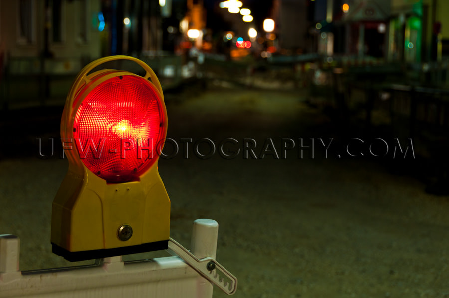 Rote Warnleuchte Beleuchtet Straße Baustelle Nacht Stock Foto
