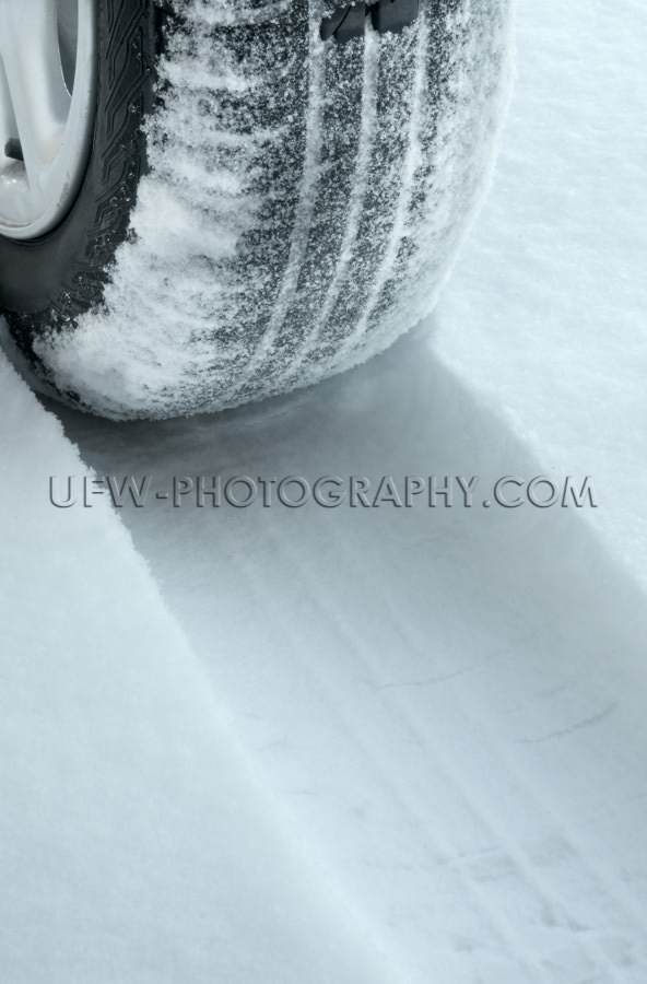 Winter Reifen Auf Schneebedeckte Straße Stock Foto