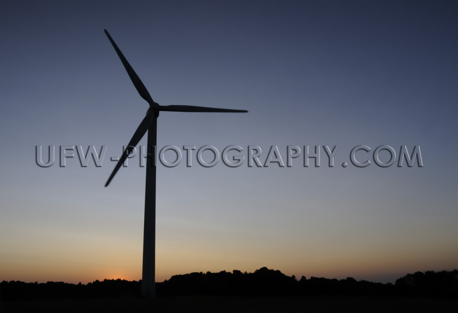 Windturbine Windrad Windkraft Schwarz Silhouette Dunkelblau Oran