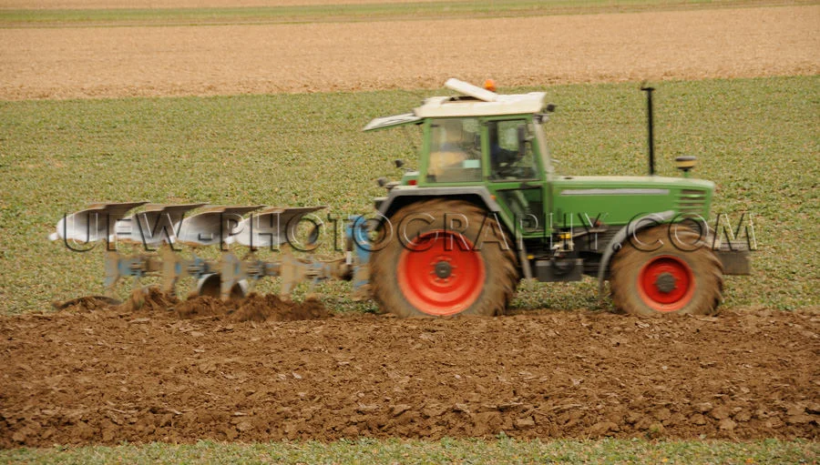 Niedlich Klein Grüner Traktor Rote Räder Pflügen Frühjahr St