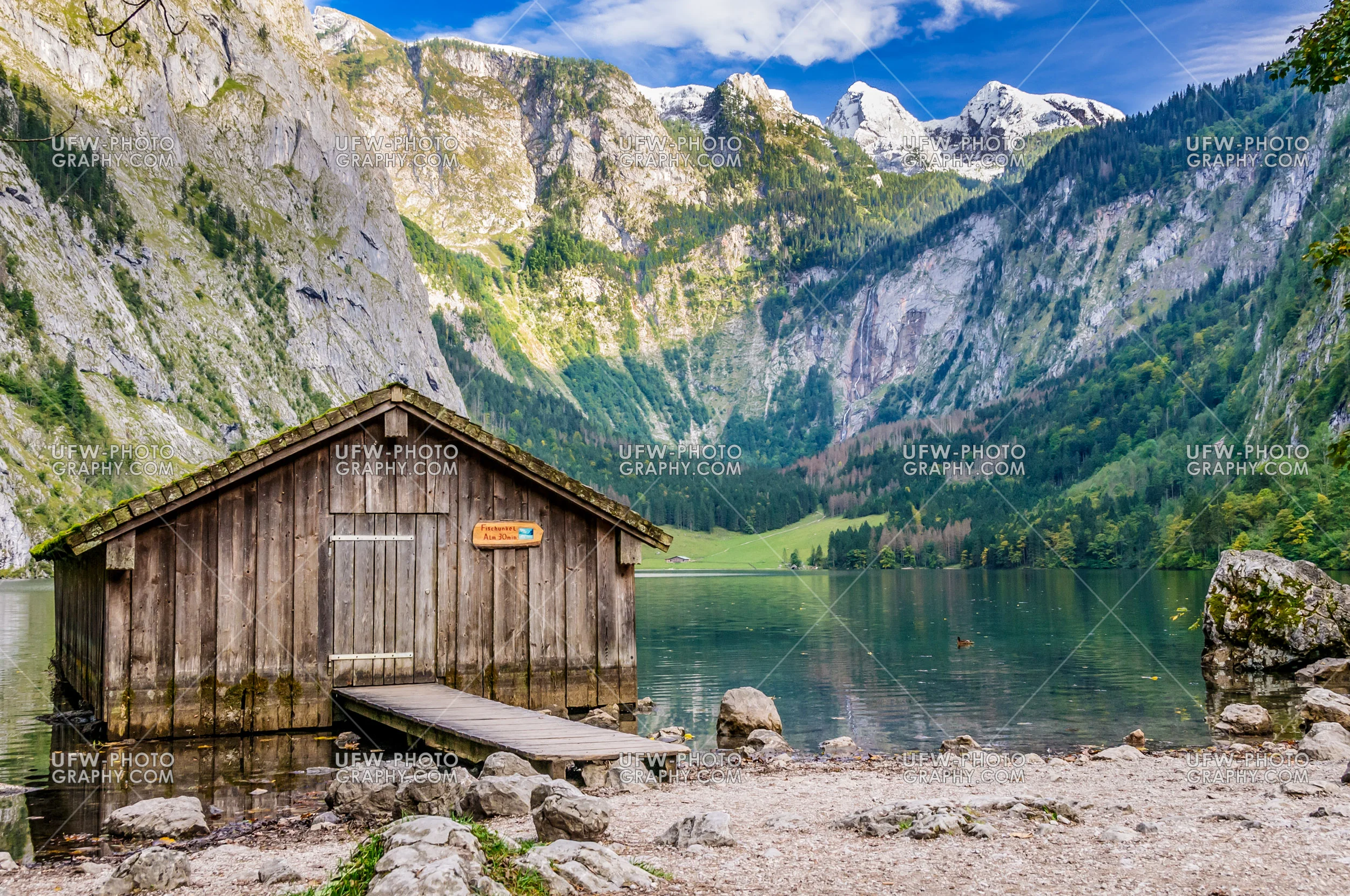 Malerisch Bergsee Fischerhütte Umgeben Hoher Gebirgszug Alpen B