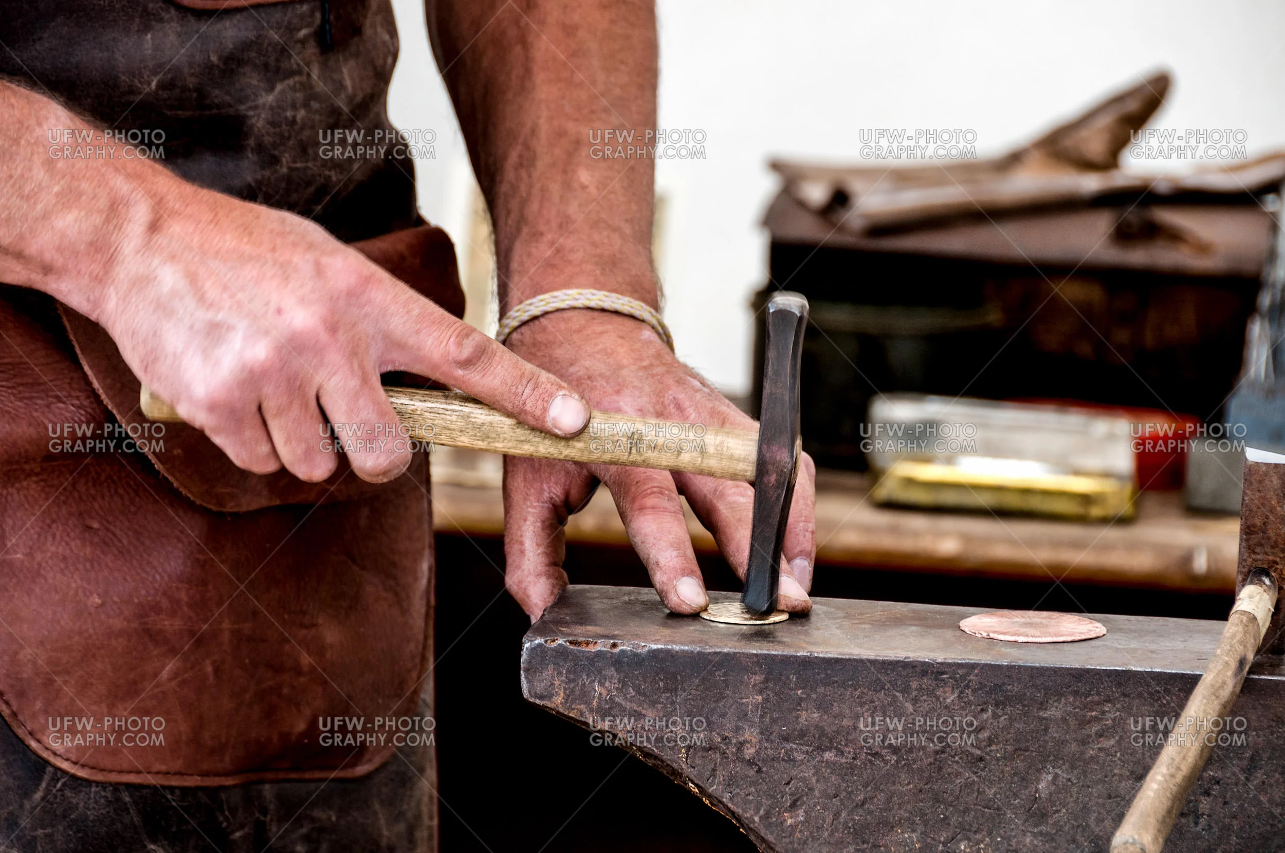 Goldschmied Hämmern Menschliche Hand Amboss Metall Blech Stock
