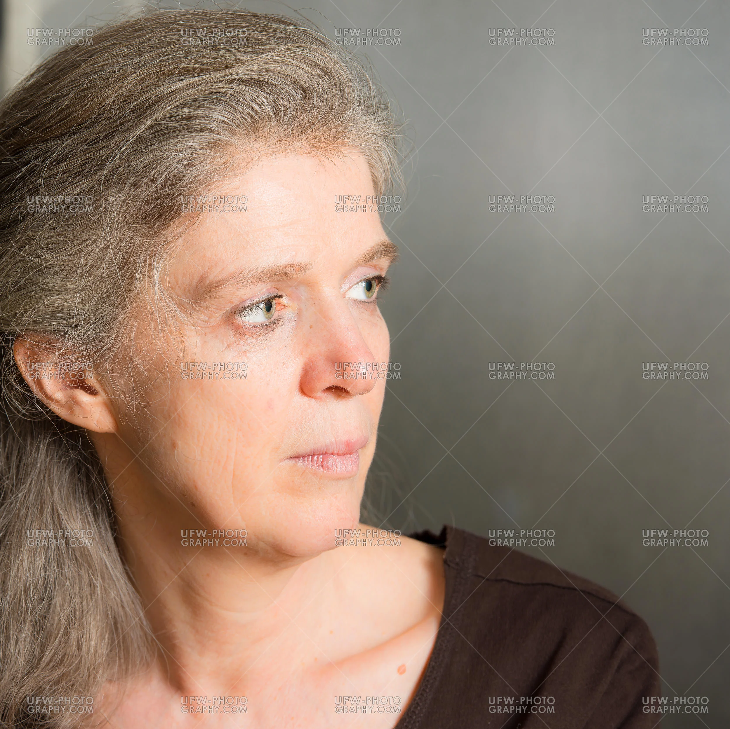 Porträt Reife Frau Ernst Blickend Attraktiv Stock Foto