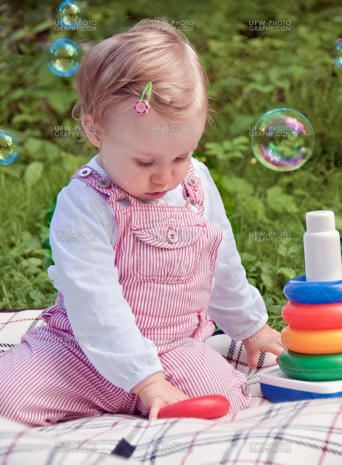 Niedlich Kleines Kind Kleinkind Spielen Seifenblasen Decke Grün