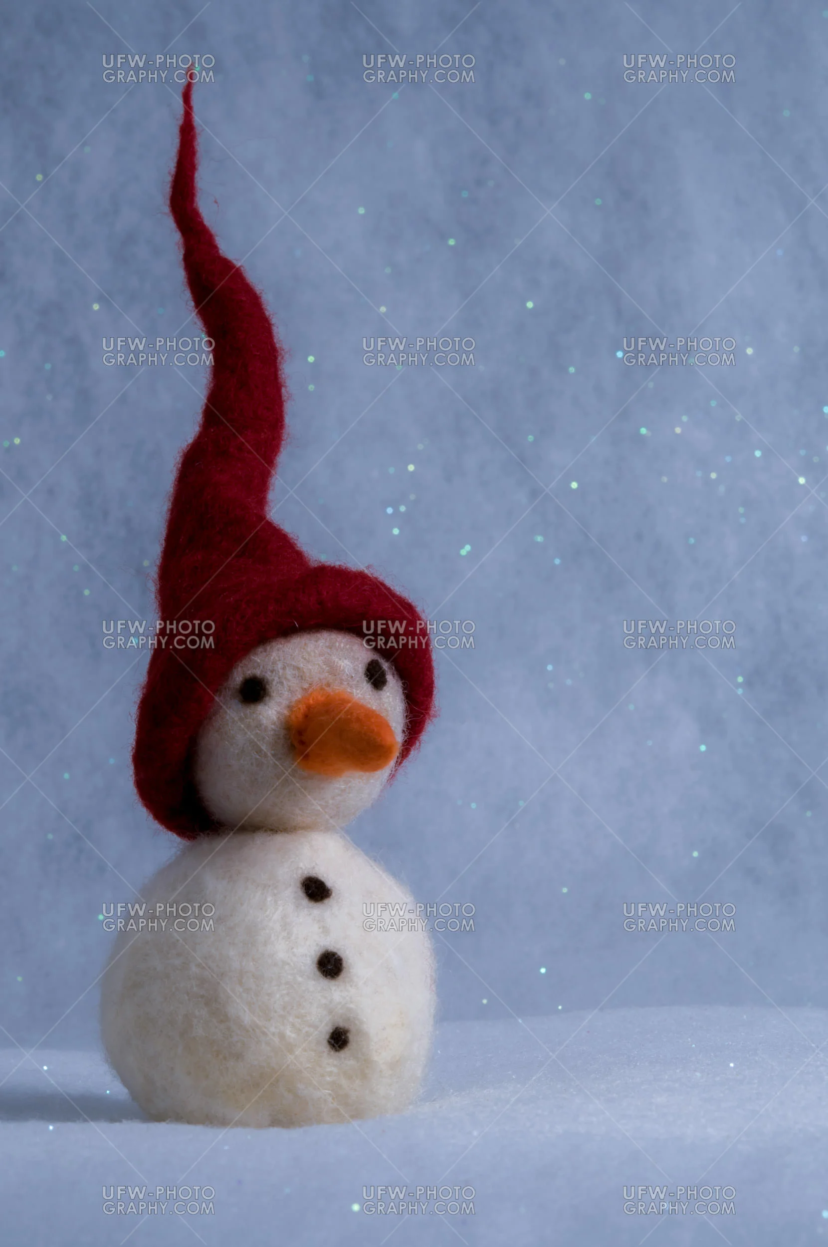 Filzfigur Schneemann Mit Spitzem Rot Hut Karotte Nase Kohle Knö