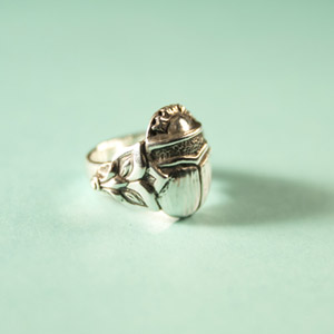 avvola_scarab ring01sm.jpg