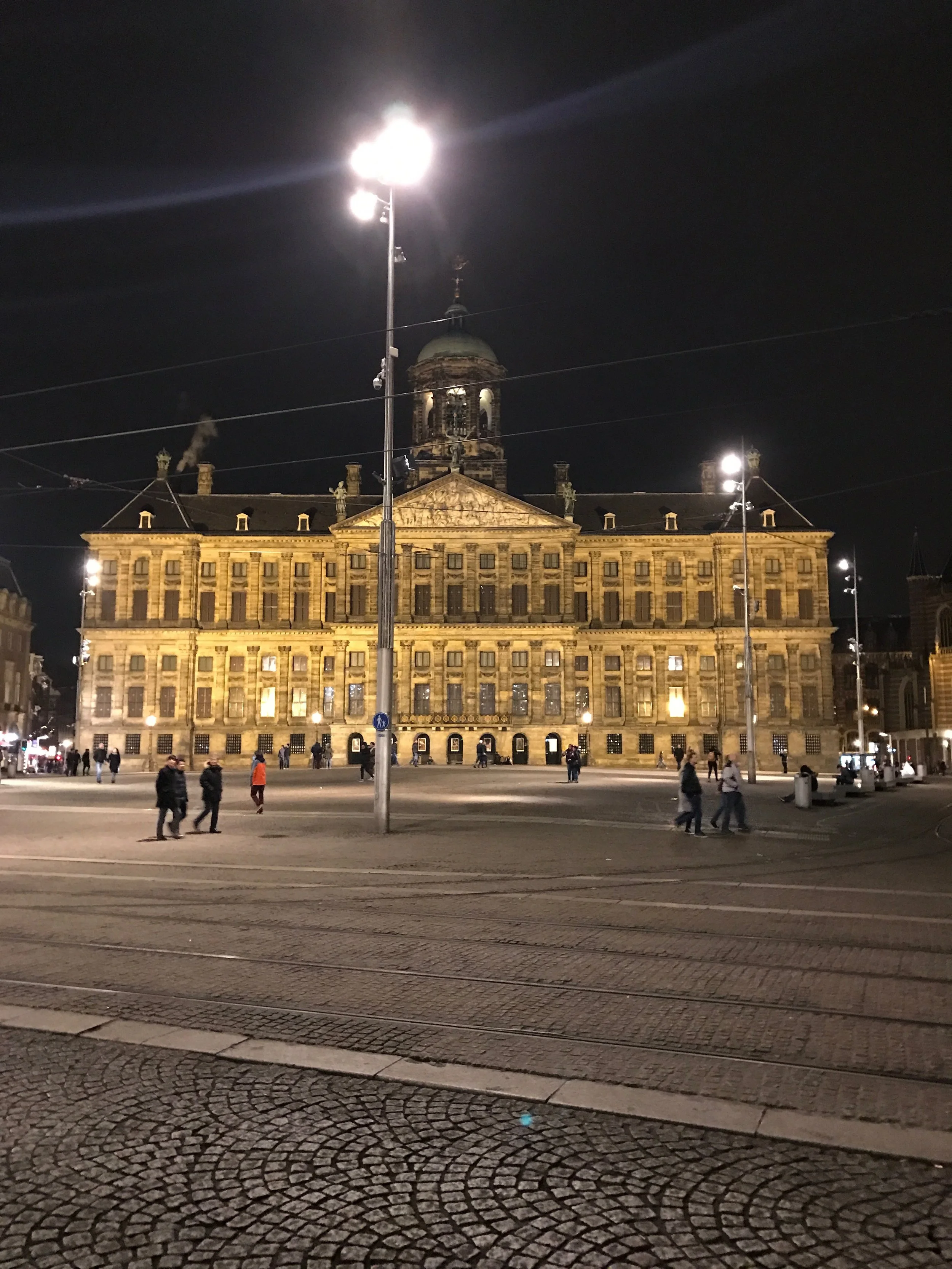  AMSTERDAM'S CENTRAL STATION 