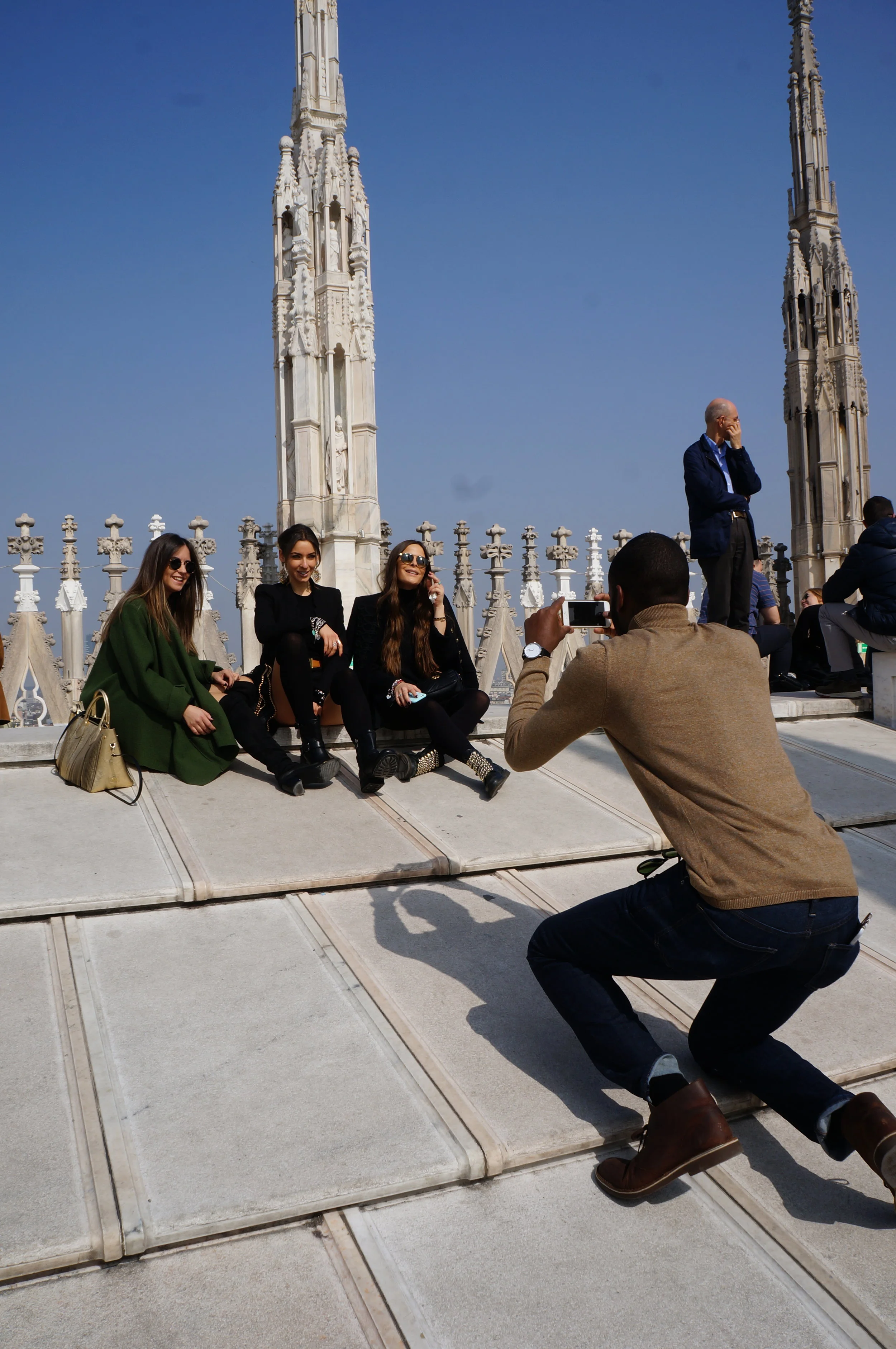  Q PLAYING PHOTOGRAPHER FOR A GROUP OF FASHIONISTAS 