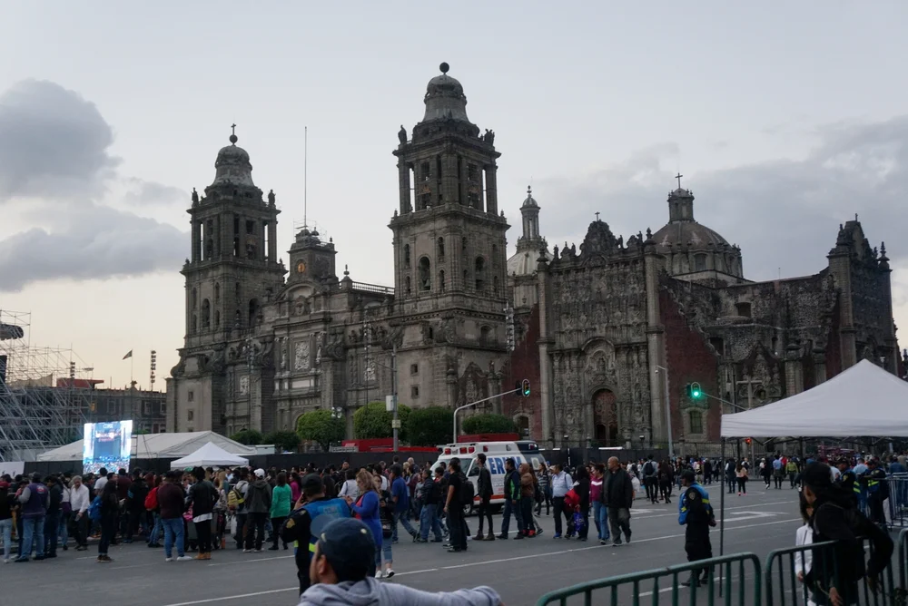  THE CATHEDRAL - THERE WAS SOME CONCERT GOING ON IN THE SQUARE AT THE TIME, SO IT WAS INCREDIBLY PACKED 