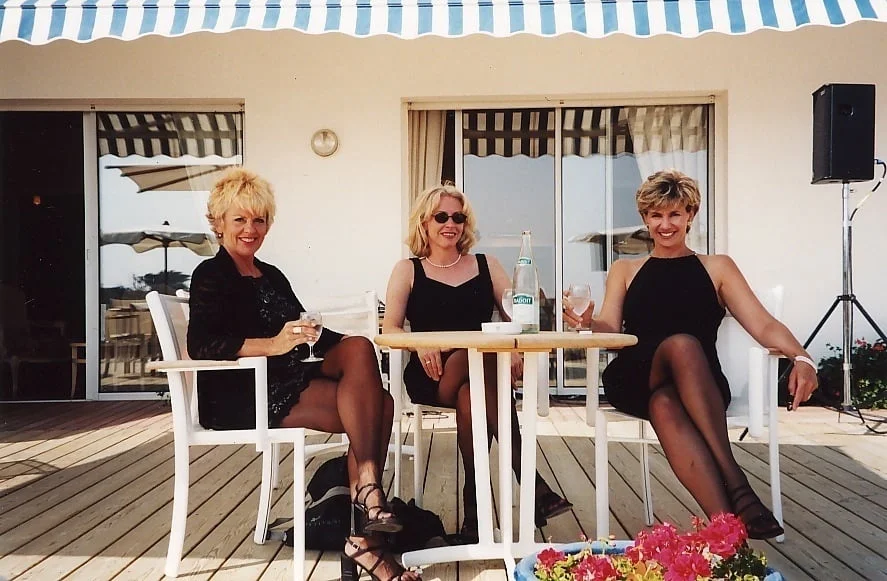 The Pearls relax after a set in France