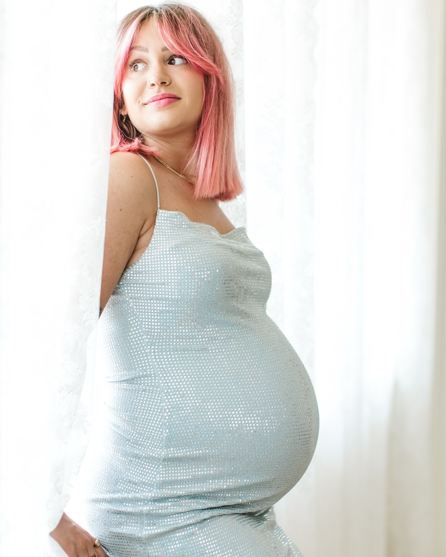 When I walked into the studio and saw her pink hair and bright smile I was beyond giddy. Cutest mama! Can&rsquo;t wait to meet this little babe so soon! #utahmaternityphotography #utahmaternityphotographer