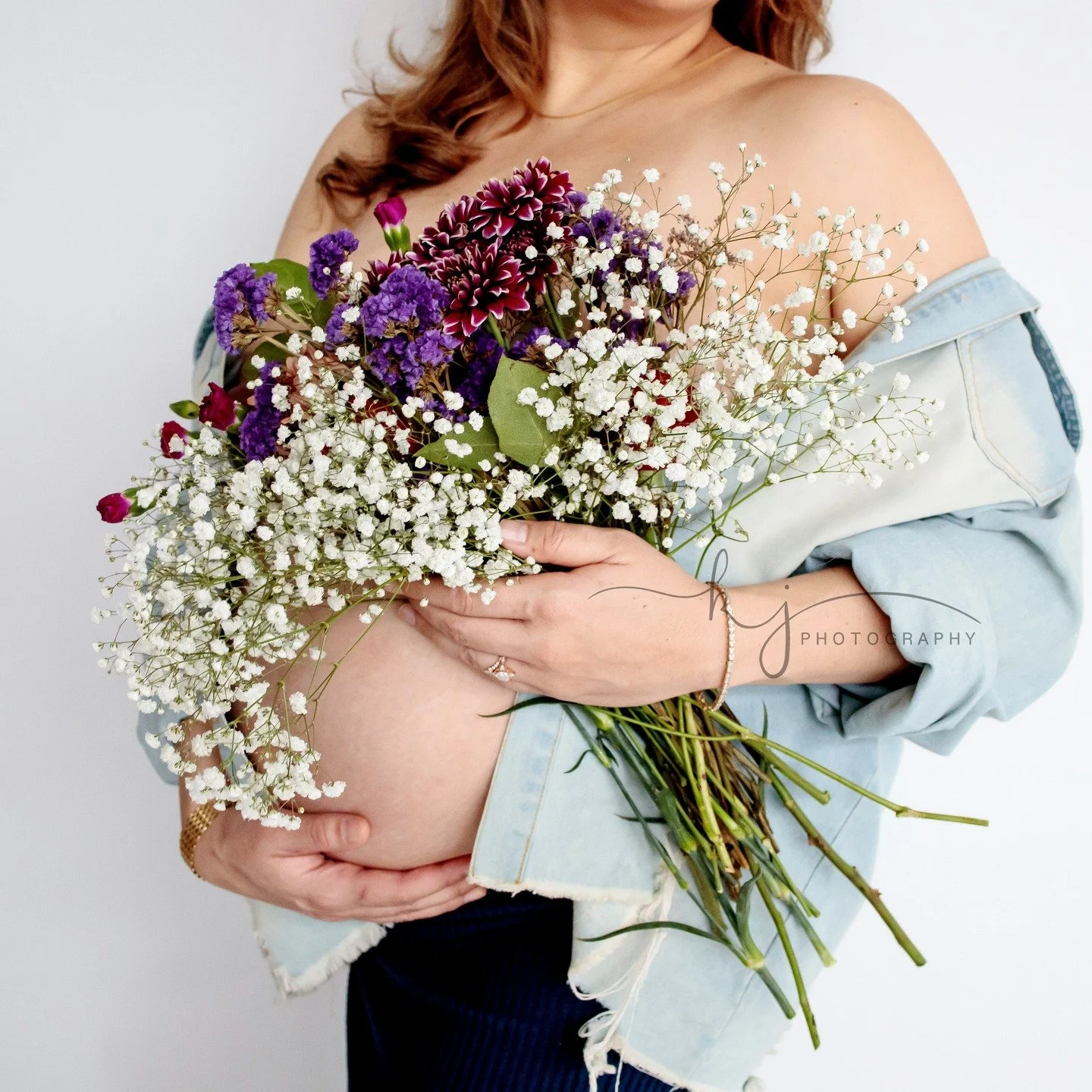This studio maternity session was one of those sessions that just felt easy. From the start, this mama knew exactly what she wanted&mdash;simple, natural poses, beautiful natural light, and a few flowers to make the space feel soft and feminine.
It w