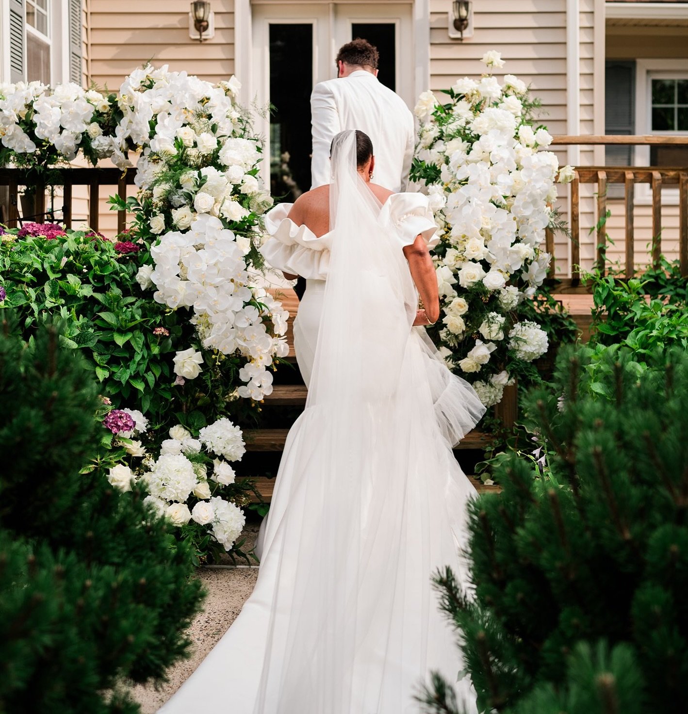 𝐀𝐥𝐞𝐱 𝐚𝐧𝐝 𝐋𝐨𝐥𝐨 

Planning &amp; Design: @statuesqueevent 
Florals: @m_sarahdesigns 
Rentals: @glampartyrentals @prestigeluxuryrentalslic @luxeeventrentals @millers.rentals
Staffing: @top.waiter
Bartending: @famous_events_ Appetizers @famous