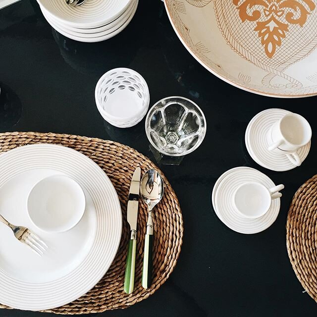 Classic white dishes get a minimalist update with clean lines and natural tones ✨
. .
.
.
#sowaboston #madeinitaly #GdSstyle#sharemystyle&nbsp;#makehomeyours #homeware #homeaccessories&nbsp;#bostoninteriordesign #bostondecor #winterdecor #decorinspo&