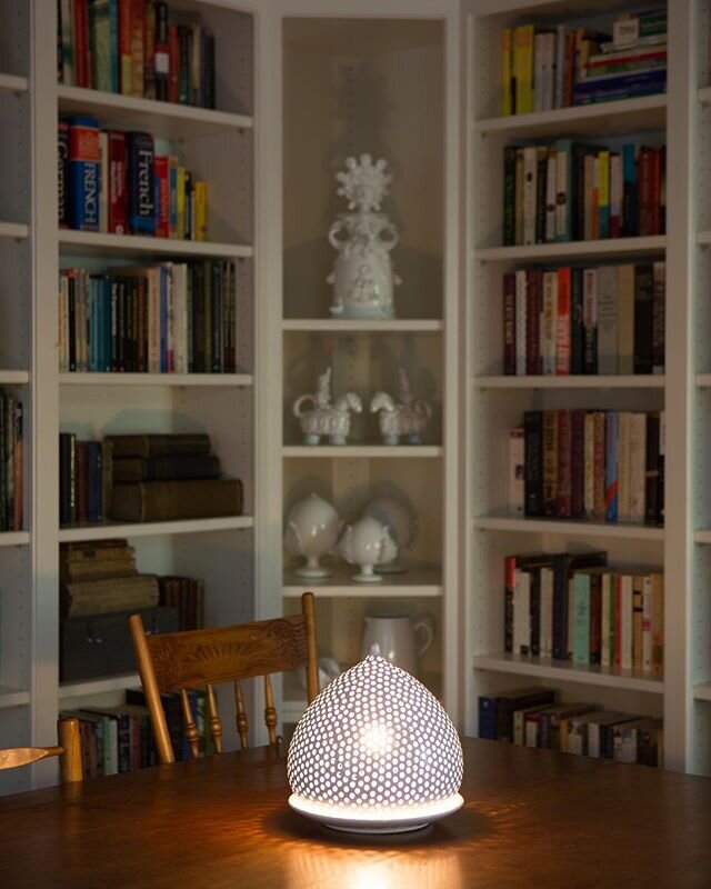 The Honeycomb Pumo lantern creates a gorgeous ambient light perfect for evenings at home 🌒
.
.
.
#sowaboston #madeinitaly #GdSstyle#sharemystyle&nbsp;#makehomeyours #homeware #homeaccessories&nbsp;#bostoninteriordesign #bostondecor #brunchinspo #dec