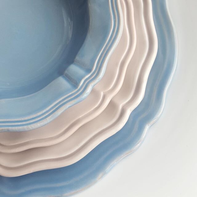 A timeless scalloped shape gets a refresh in an unexpected slate blue ✨
.
.
.
#sowaboston #madeinitaly #GdSstyle#sharemystyle&nbsp;#makehomeyours #homeware #homeaccessories&nbsp;#bostoninteriordesign #bostondecor #brunchinspo #decorinspo&nbsp;#modern