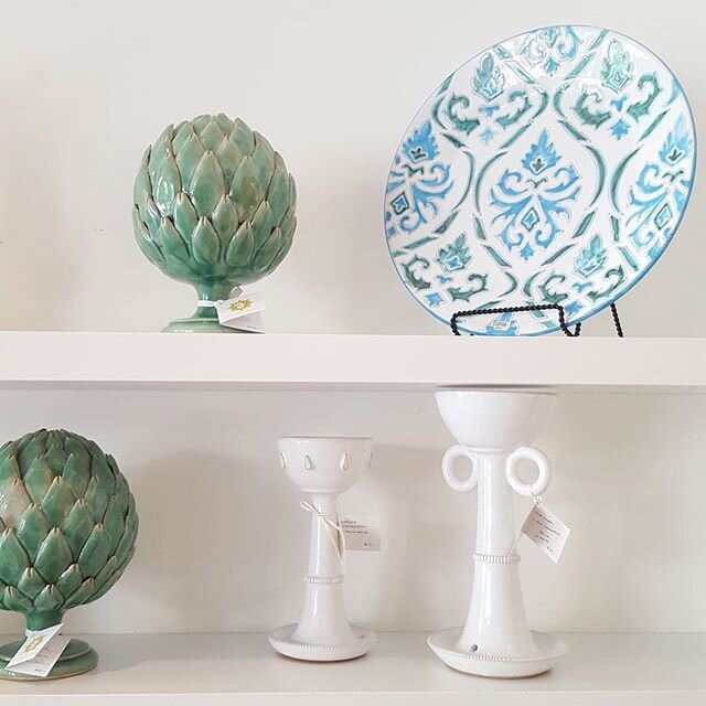 Chilly days here in Boston have us dreaming of summer! We&rsquo;re loving all the little details in this Puglian platter ☀️ .
.
.
#sowaboston #madeinitaly #GdSstyle#sharemystyle&nbsp;#makehomeyours #homeware #homeaccessories&nbsp;#bostoninteriordesig