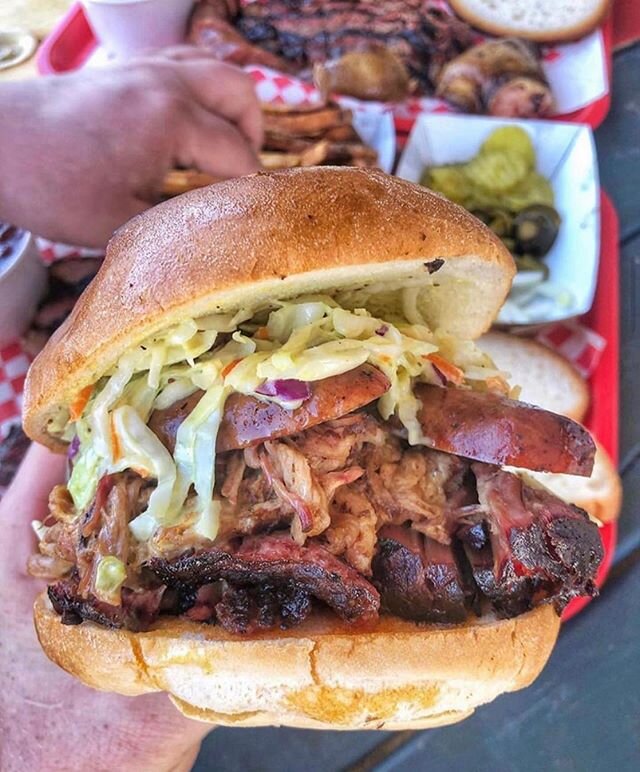 Can you take down the Ultimate BBQ Sandwich?
📍 @bigbzbbq
👇🏼TAG YOUR FRIENDS👇🏼