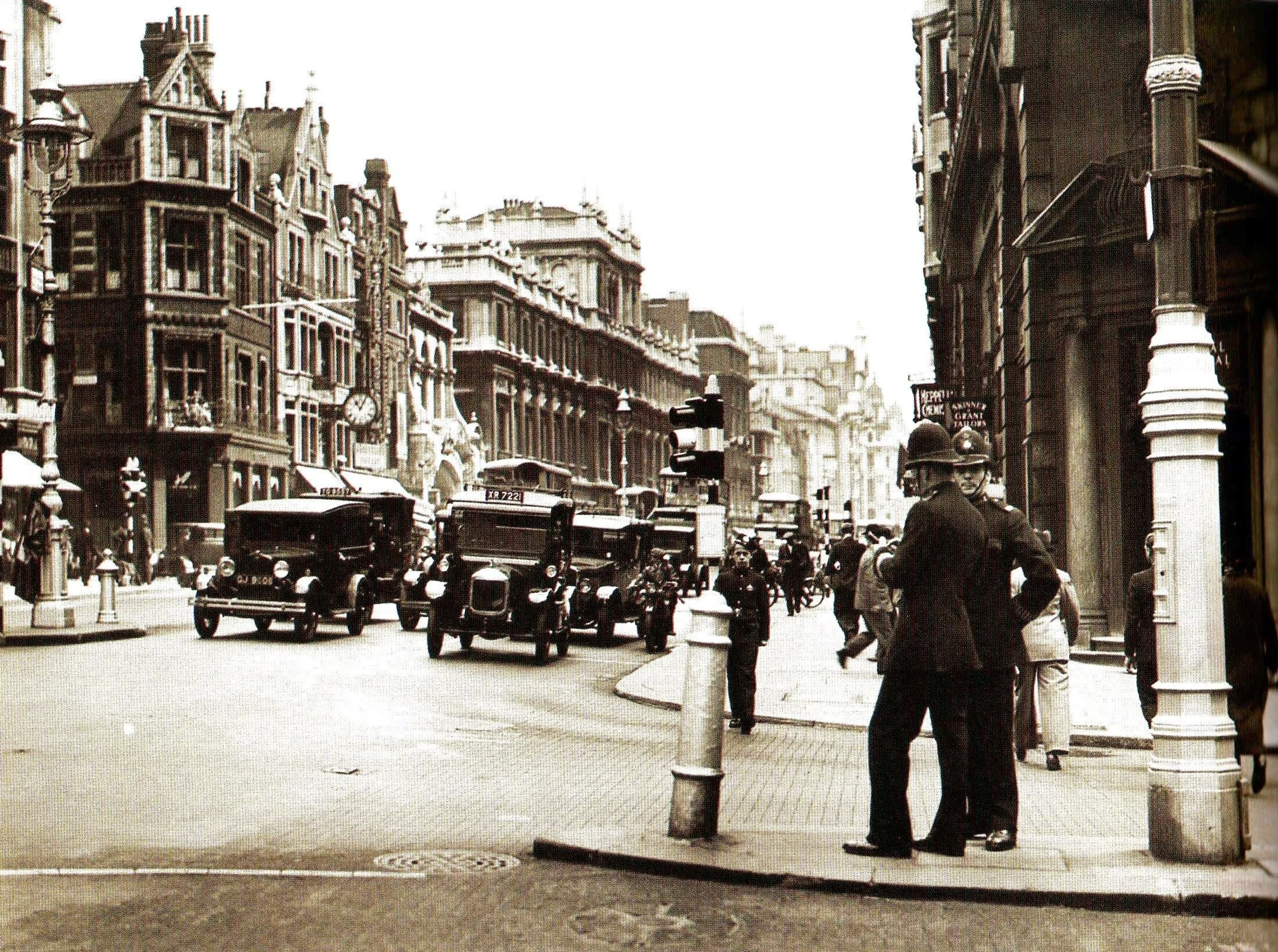 London cabs 1925.jpg