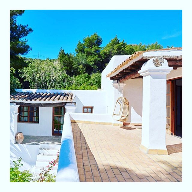 ✨QUIET MOMENTS ✨The hanging chair is waiting for you! 😁🙏🏼Join us 2-6 October in Ibiza for the last 2019 #YogaLightVibes #retreat at the stunning @casachiibiza 🥰 An epic new twin room has just become available! 🙌🏼 Step out of your suite onto you