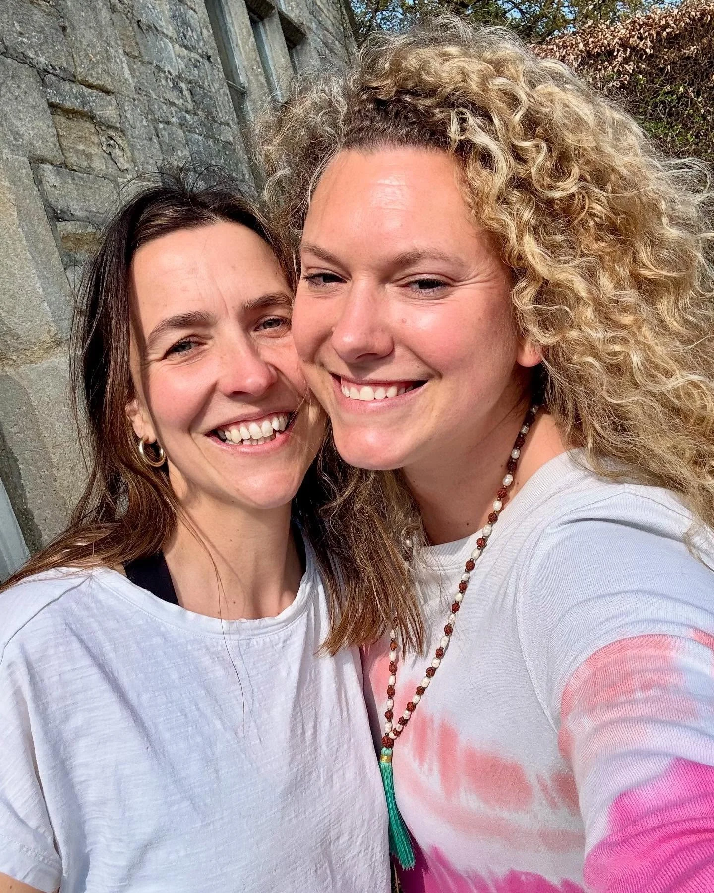 ✨MAKE MAGIC HAPPEN✨
I’m so excited to be running my first UK retreat at @thetbarn in the gorgeous Cotswolds 9-11 May with this wonderful human - my dearest pal Eloise who I’ve known for over 23 years!! 
It’s amazing the magic that