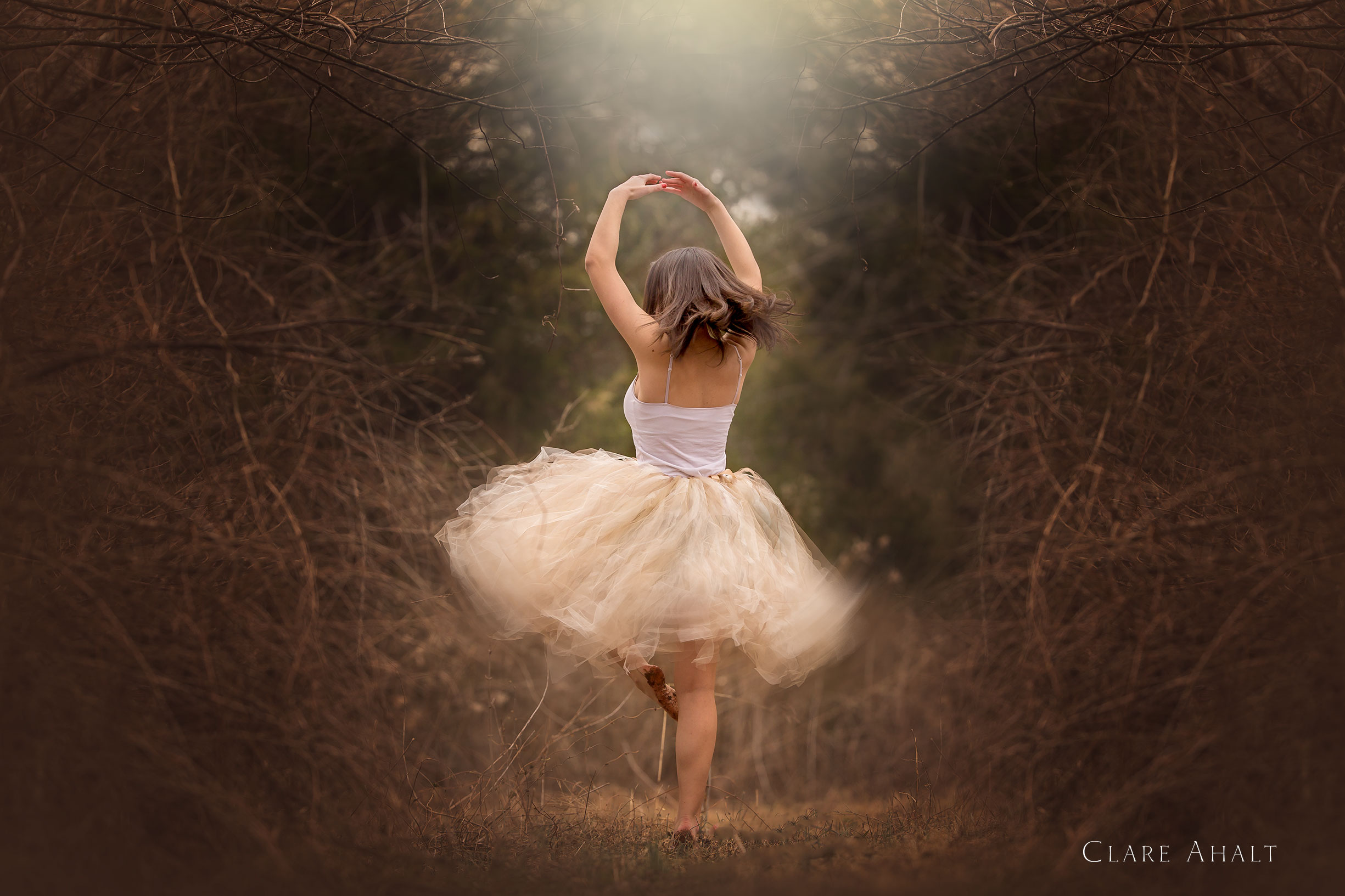 Молодая женщина танцует. Танцующая девушка. Девушка кружится. Танцы для девочек. Балерина в лесу.